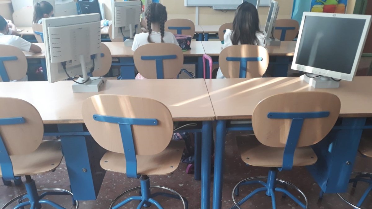 Alumnos con camiseta blanca en señal de protesta de sus familias por la falta de medidas de seguridad.