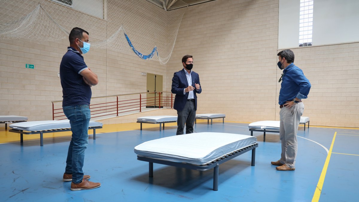 Camas instaladas en el pabellón de deportes de San Agustín.