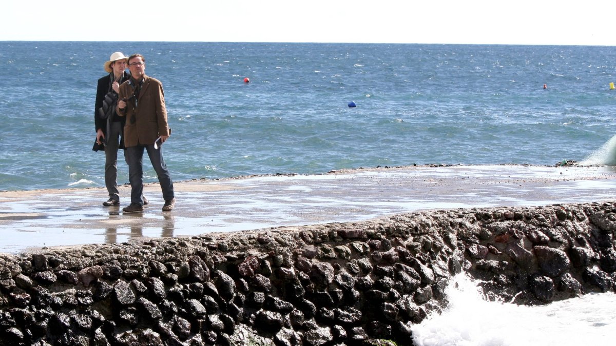 El actor Denis Eyriey y el director Manuel Martín Cuenca, durante el rodaje en la Isleta de \'La mitad de Óscar\'.