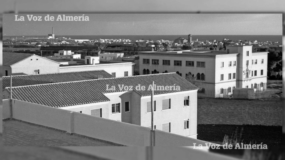 La imagen, tomada desde la calle Paco Aquino, muestra las últimas huertas que rodeaban al edificio de la Escuela de Mandos de la Sección Femenina.
