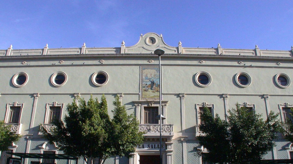 El edificio  que alberga el colegio de La Salle en Almería