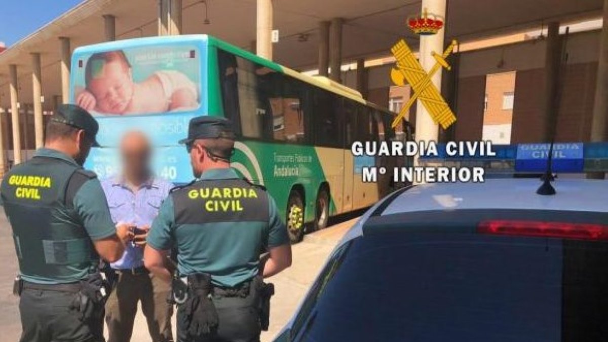 Los agentes evitan que el autor abandone Roquetas.