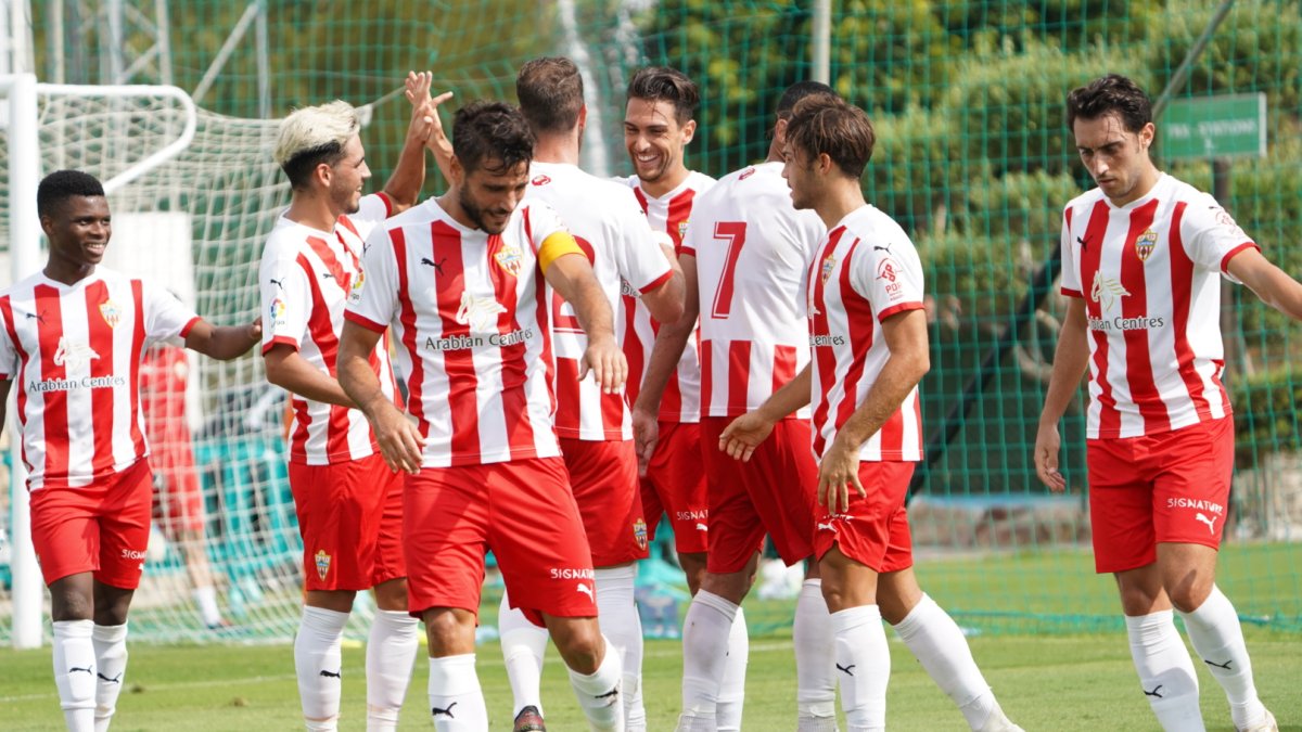 Juan Ibiza celebrando con los compañeros su gol ante la Balona.