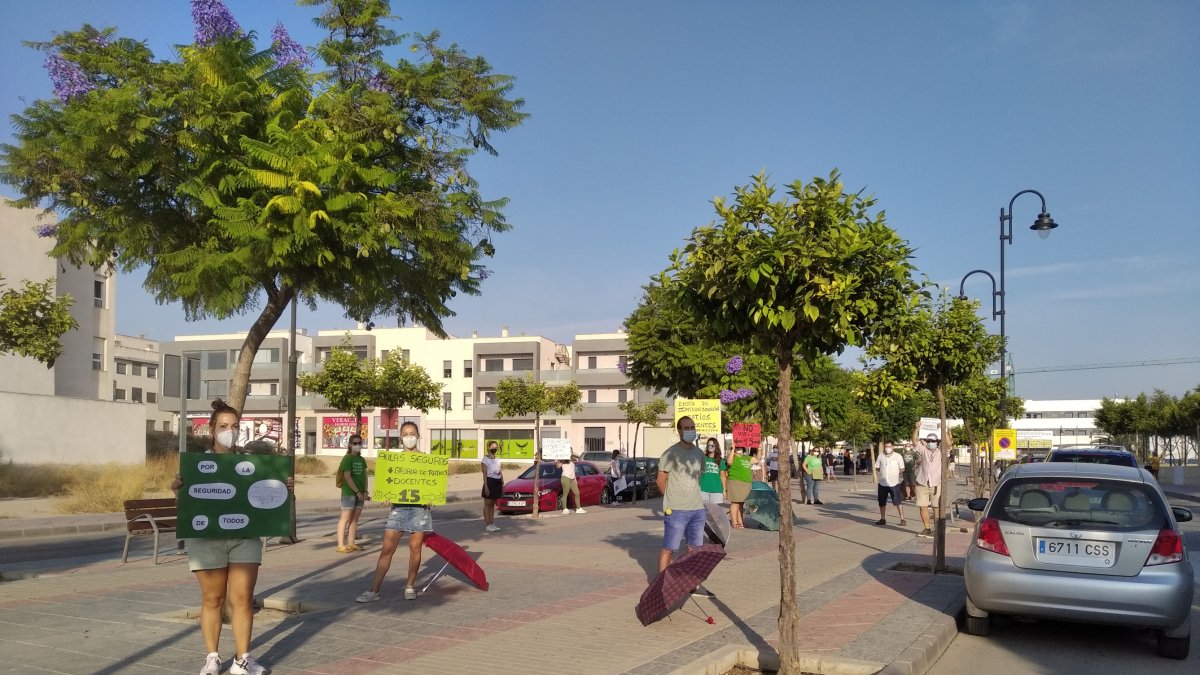 Concentración de los docentes del CEIP Cuatro Caños de Vera, esta mañana.