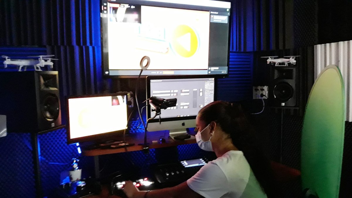 Una alumna en la clase de realización ‘streaming’.