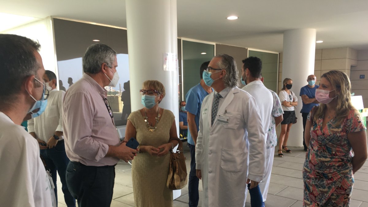 A la izquierda, el delegado de Salud, este miércoles en el Hospital Torrecárdenas.