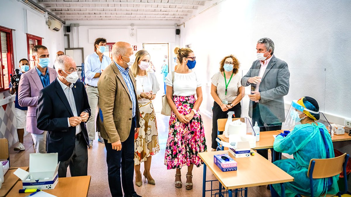 Imagen reciente de una visita del consejero de Educación, Javier Imbroda, a un instituto en Roquetas.