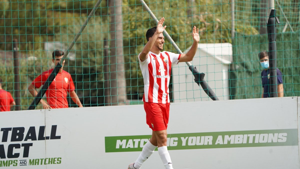 Juan Ibiza celebrando el gol contra la Balompédica Linense.