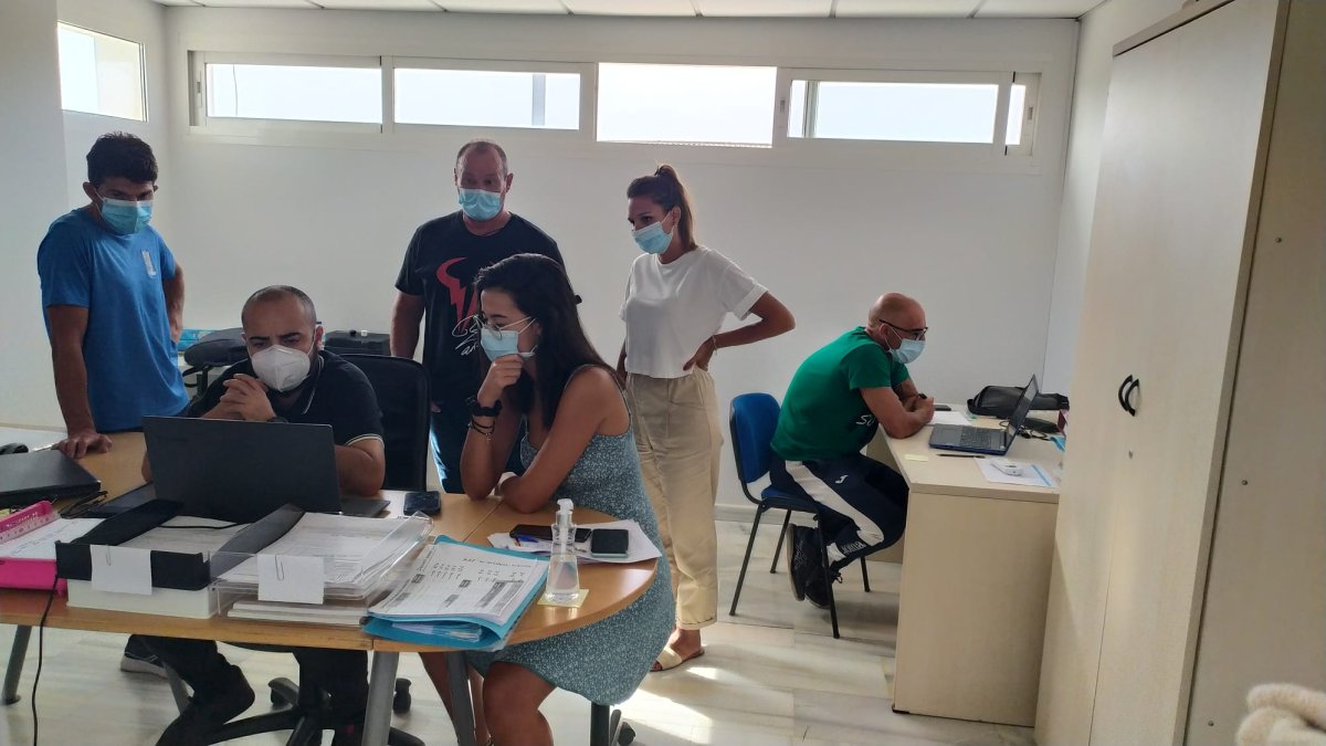 Visita de la edil de Deportes a las instalaciones de la piscina cubierta.