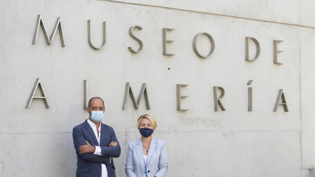 El nuevo director del Arqueológico, junto a la delegada de Cultura y Patrimonio.