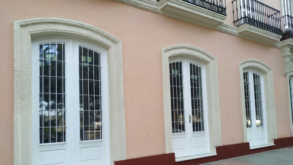 Fachada del local en el que abrirá sus puertas la oficina de Correos