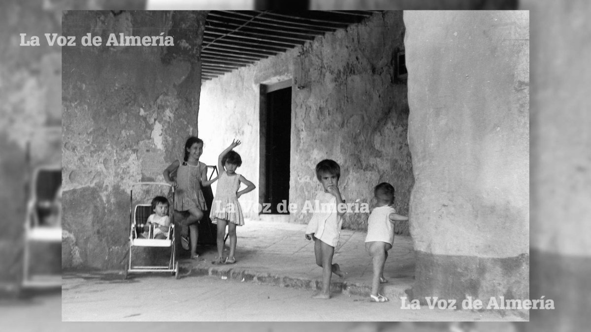 La Plaza Vieja se comunicaba con la calle Juez con un recodo que formaba tres esquinas donde estaba la tienda de comestibles de ‘Eduardico’.