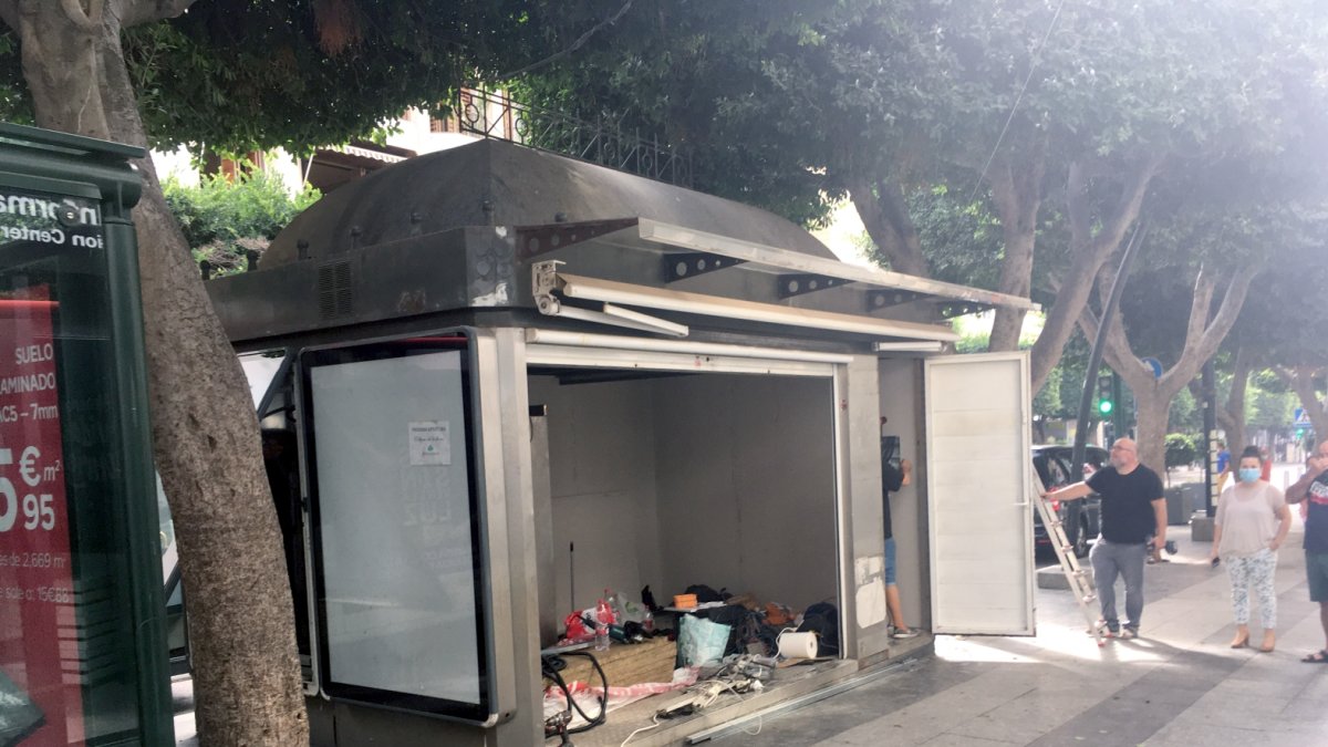 Los operarios ya han empezado a realizar la transformación del local en El Paseo.