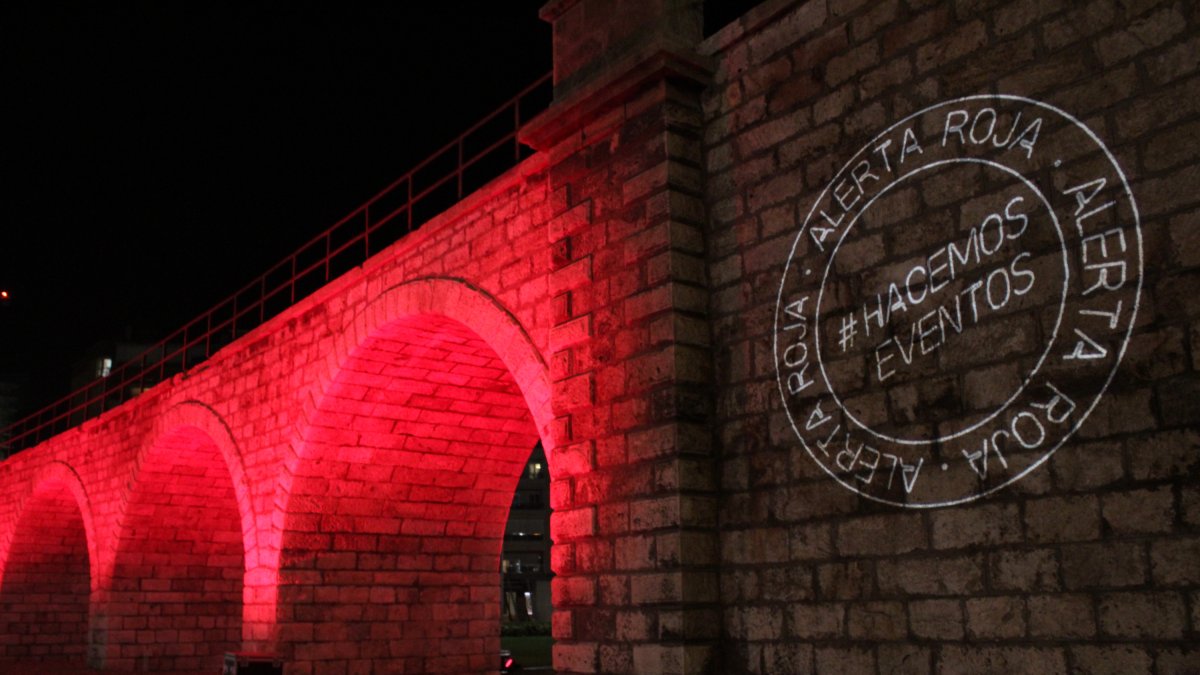 El Cable Inglés, a la altura de la rotonda, iluminado de color rojo.