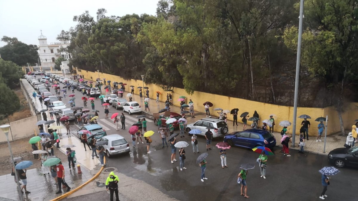 Los manifestantes frente a la Delegación Territorial de Educación.