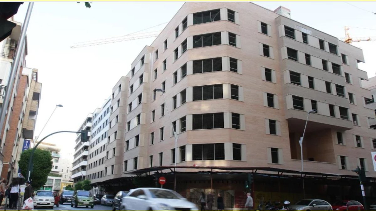 Promoción  realizada por Metrovacesa en la confluencia de las calles Hermanos Pinzón y Gregorio Marañón en el centro de la capital almeriense,