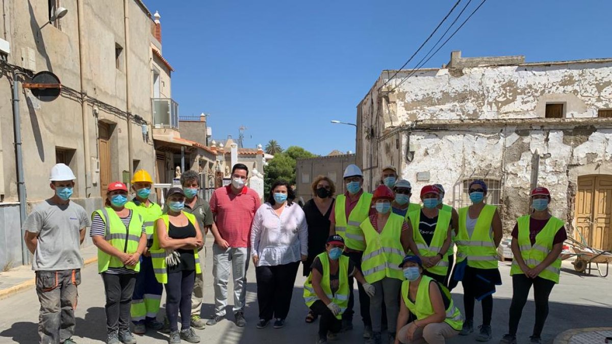 La diputada Matilde Díaz, acompañada por el alcalde, José Díaz, durante su visita.