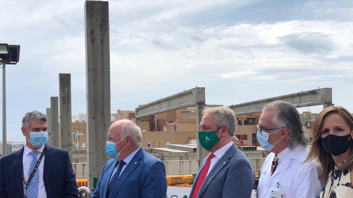 Jesús Aguirre, consejero, en el centro, visitando ayer obras en Torrecárdenas.