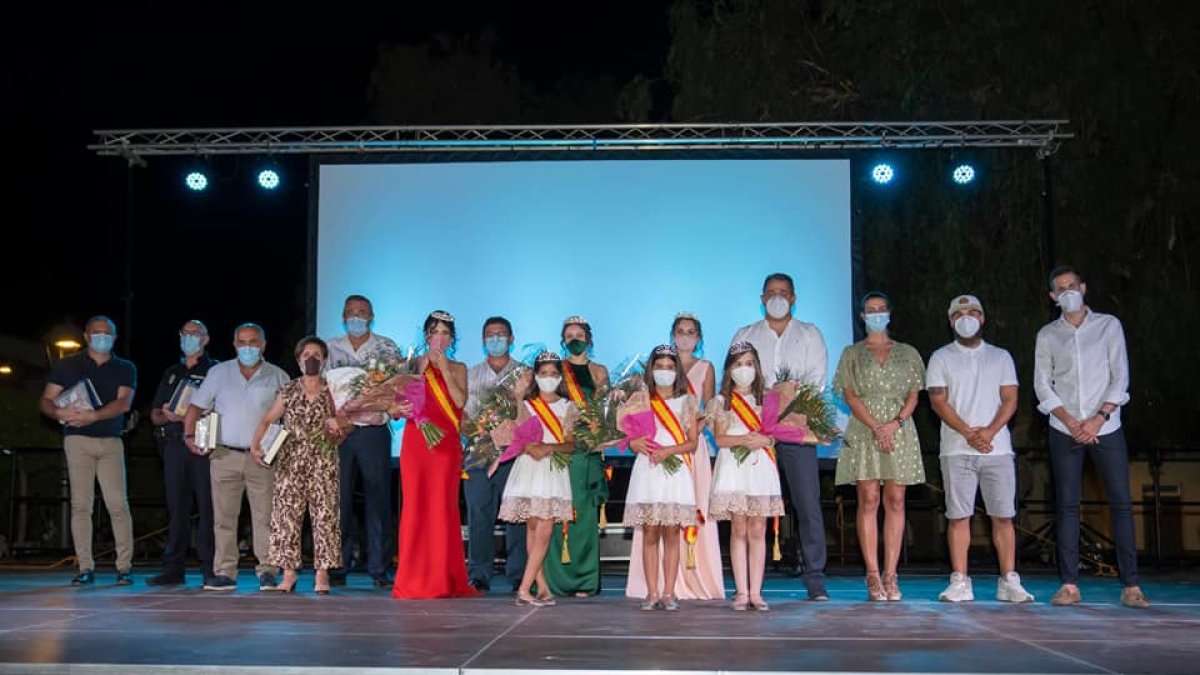 Foto de familia de los pregoneros y las Reinas de las Fiestas con el alcalde y concejales a la cabeza.