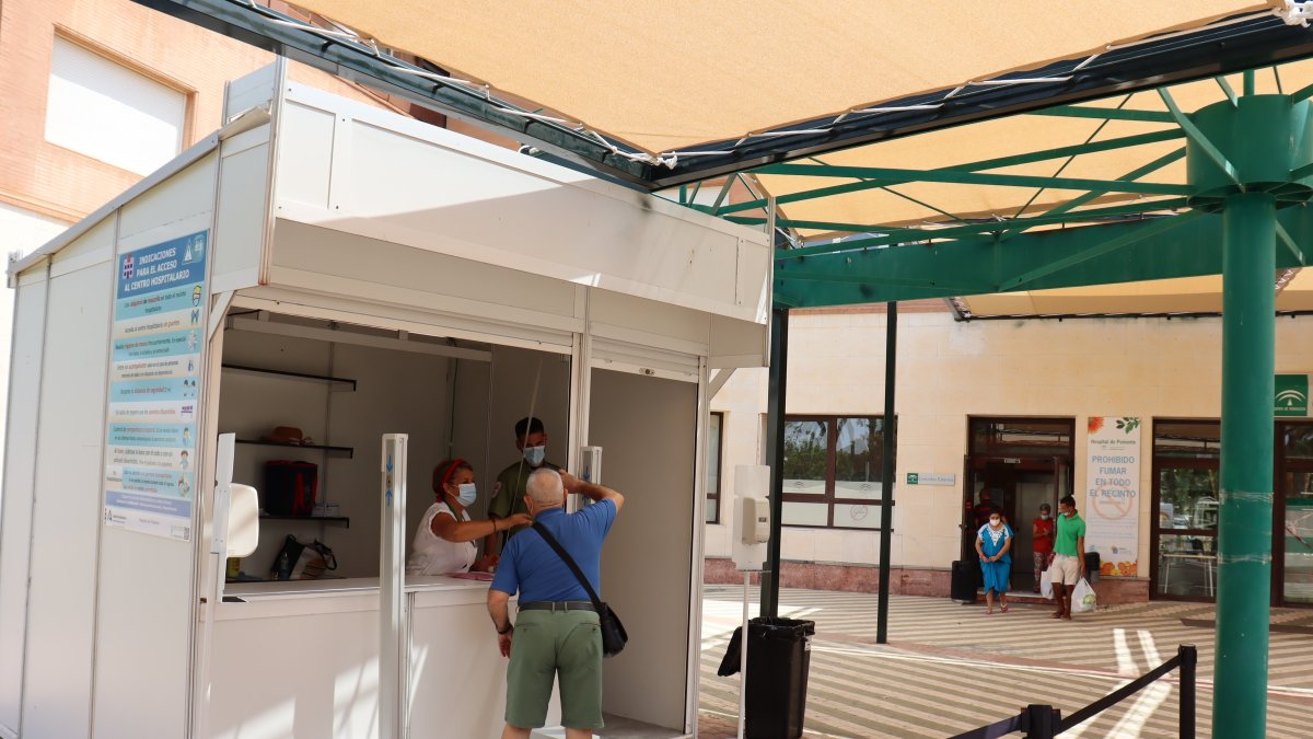 Controles de acceso al Hospital de Poniente.