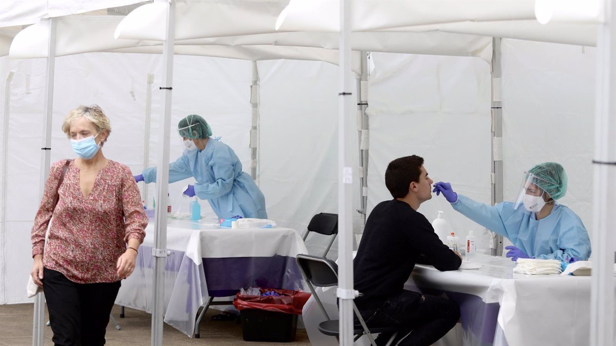 Ciudadanos se someten a las conocidas como pruebas PCR, en una imagen de archivo.