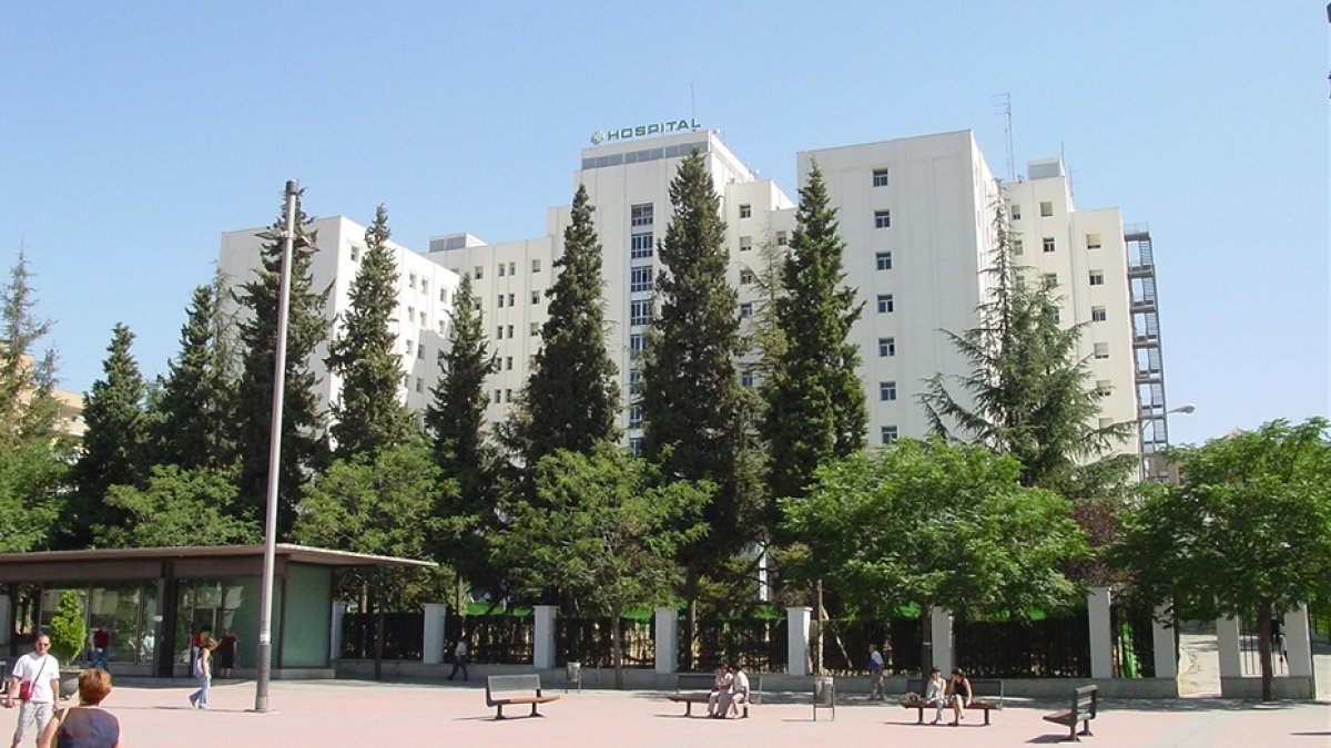 Fachada del Hospital Universitario Virgen de las Nieves de Granada.