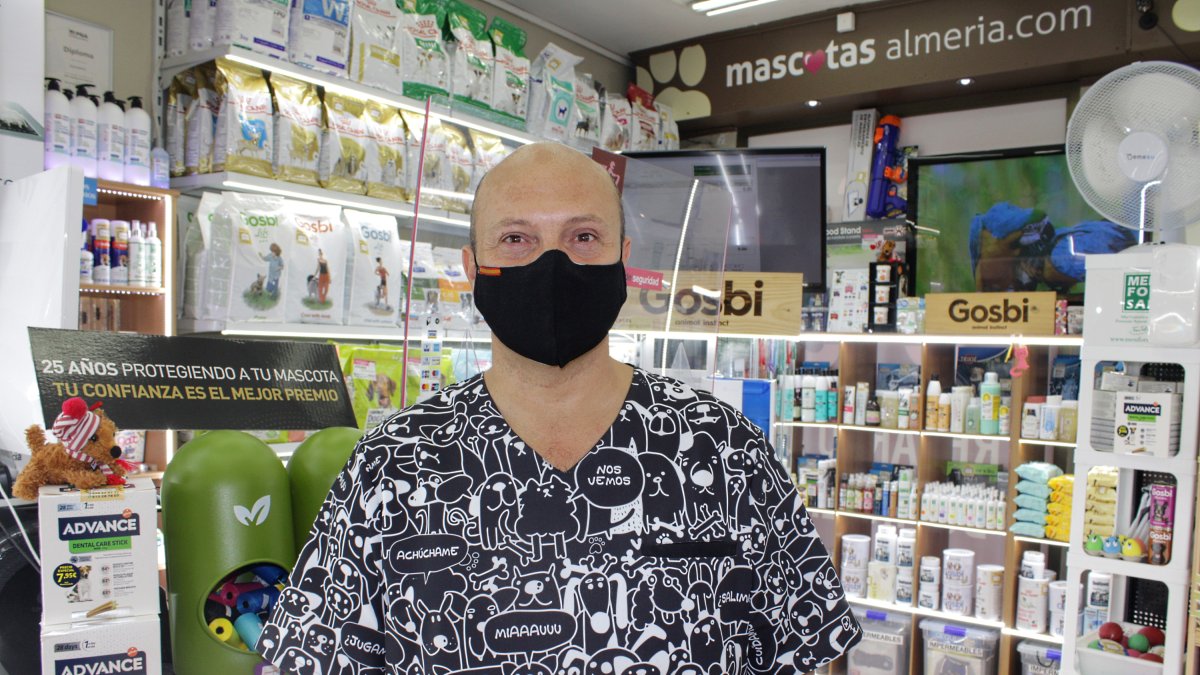 Diego Martín Camús en su establecimiento Mascotas Almería.com.
