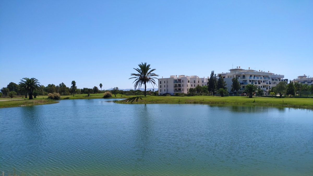 Lago artificial en el que se almacena el agua depurada procedente de la EDAR de El Toyo.