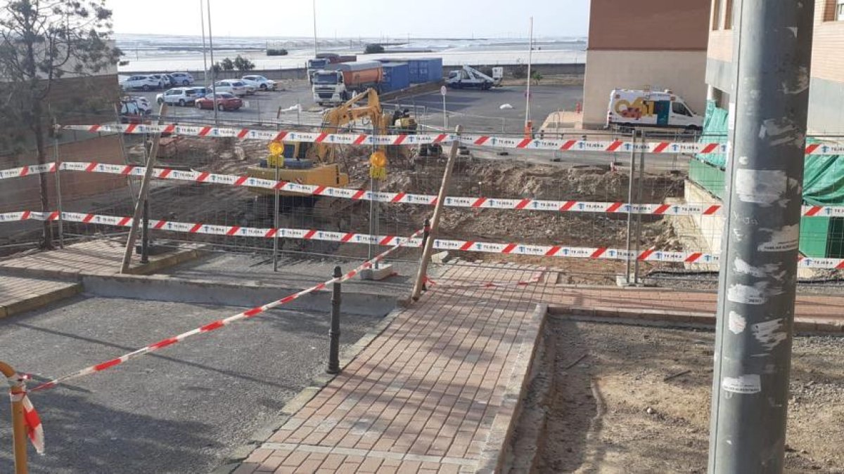 El tráfico de acceso a Urgencias se está redirigiendo debido al corte de la carretera para poder llevar a cabo las obras de mejora.