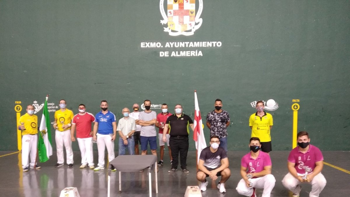 Los ganadores posando en el centro de la pista.