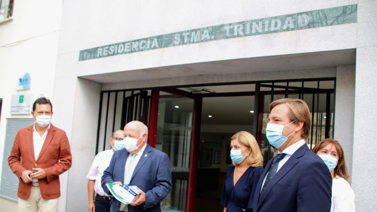 Salud y Familias comienza a aplicar los los test rápidos de antígenos en centros residenciales de mayores y discapacidad.