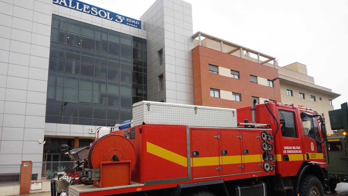 La UME desinfecta la residencia Ballesol en la primera etapa de la pandemia.