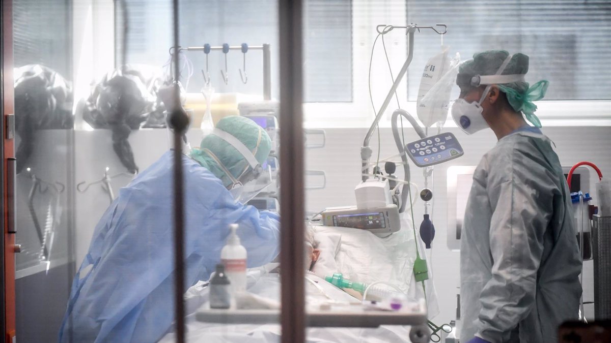 Imagen de archivo de personal sanitario en un hospital.