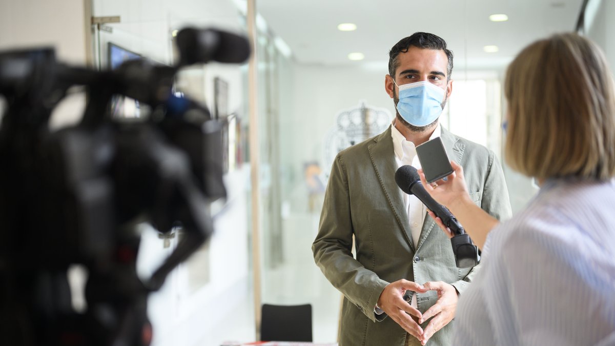 Fernández-Pachecho atiende a los medios.