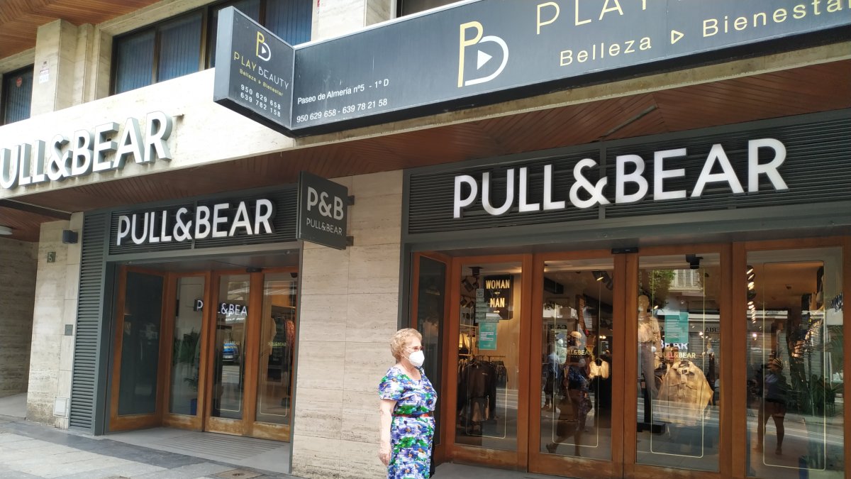 Cierra \'Pull&Bear\' en el Paseo de Almería.