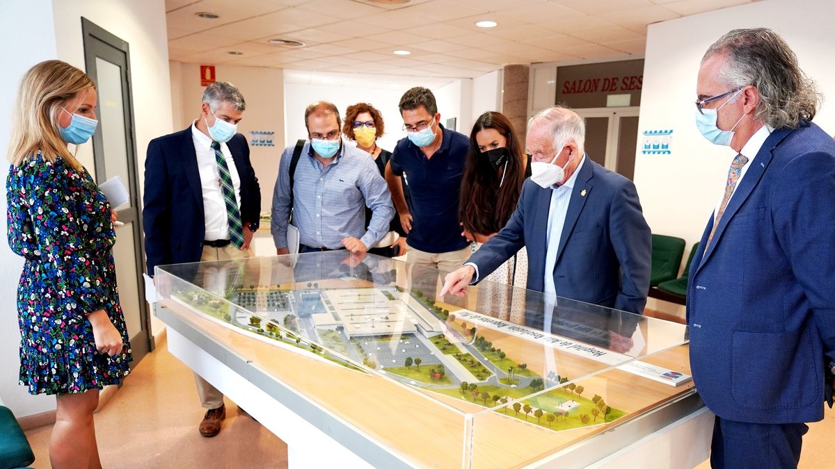 El equipo directivo de Torrecárdenas y Gabriel Amat observan la maqueta.