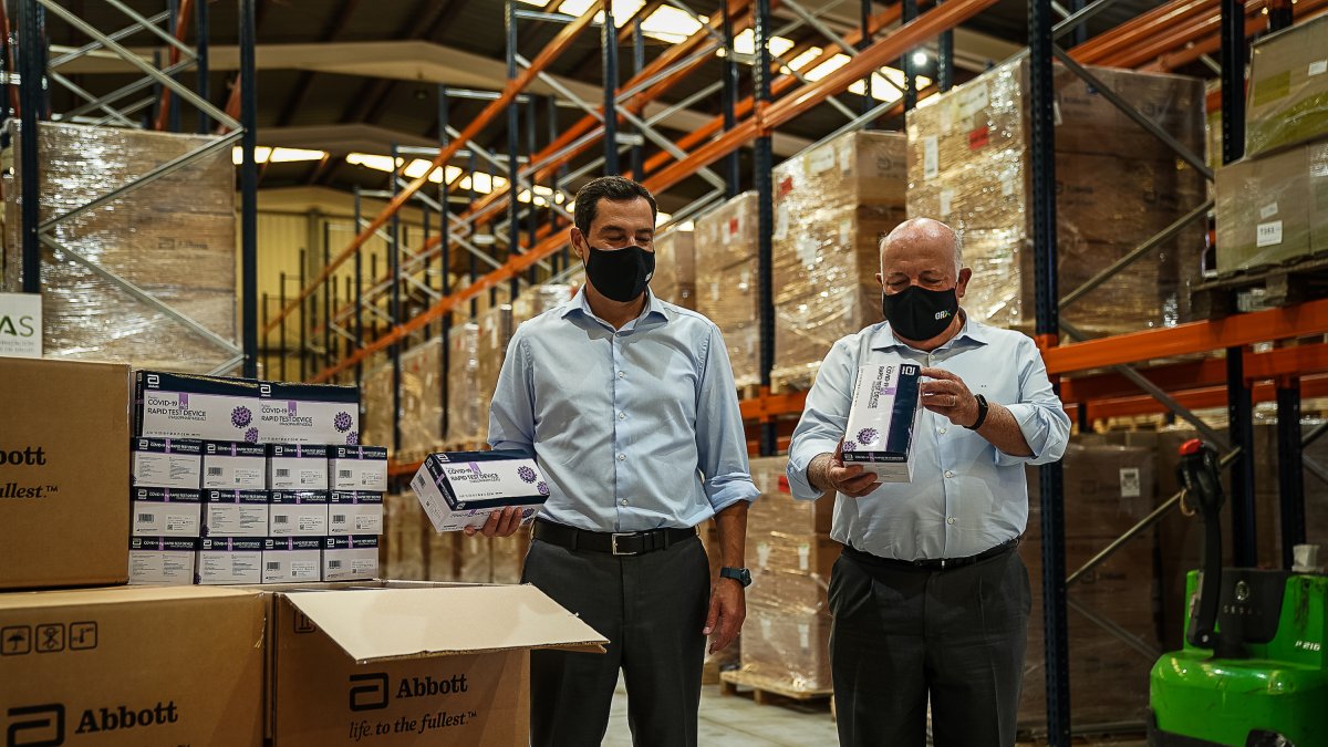 Presidente y consejero con los test en Granada.