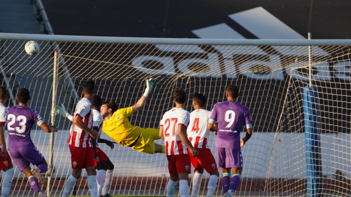 El Betis no dio opción al Almería en Marbella.