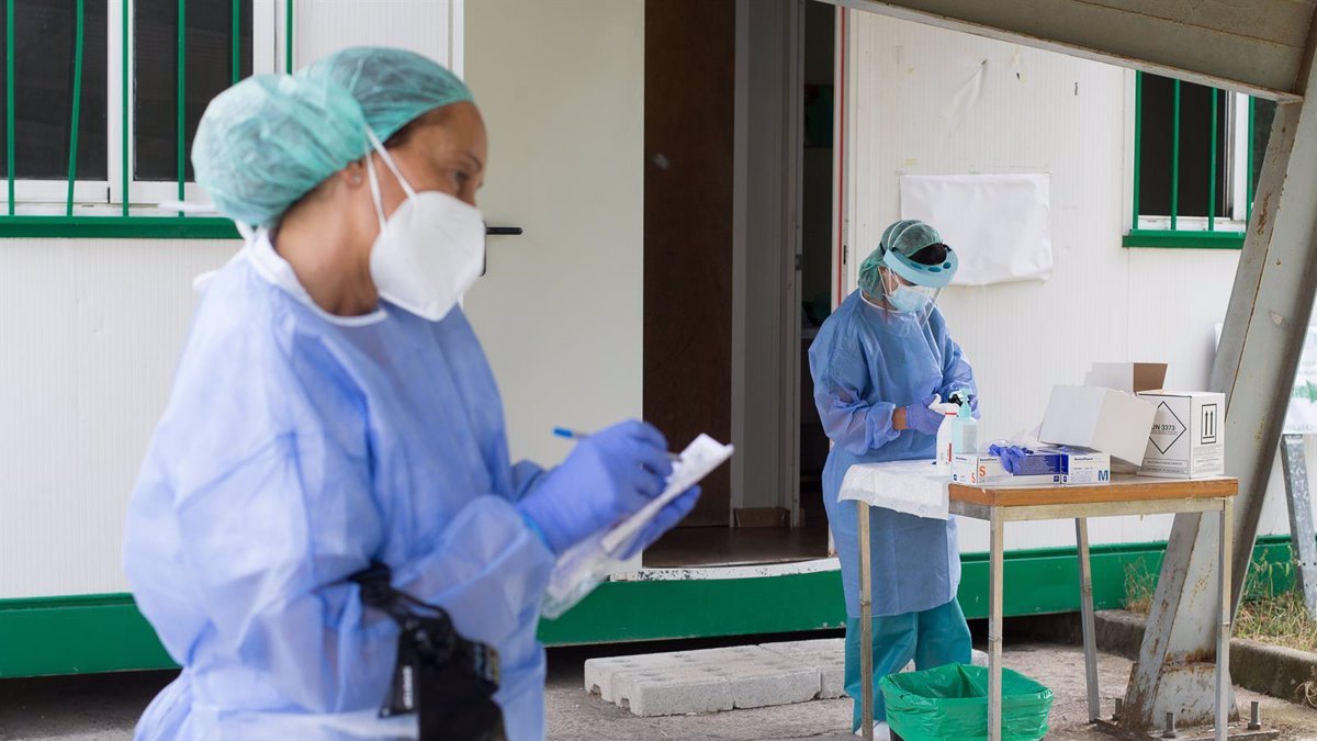 Enfermeras realizan las pruebas PCR, en una imagen de archivo.