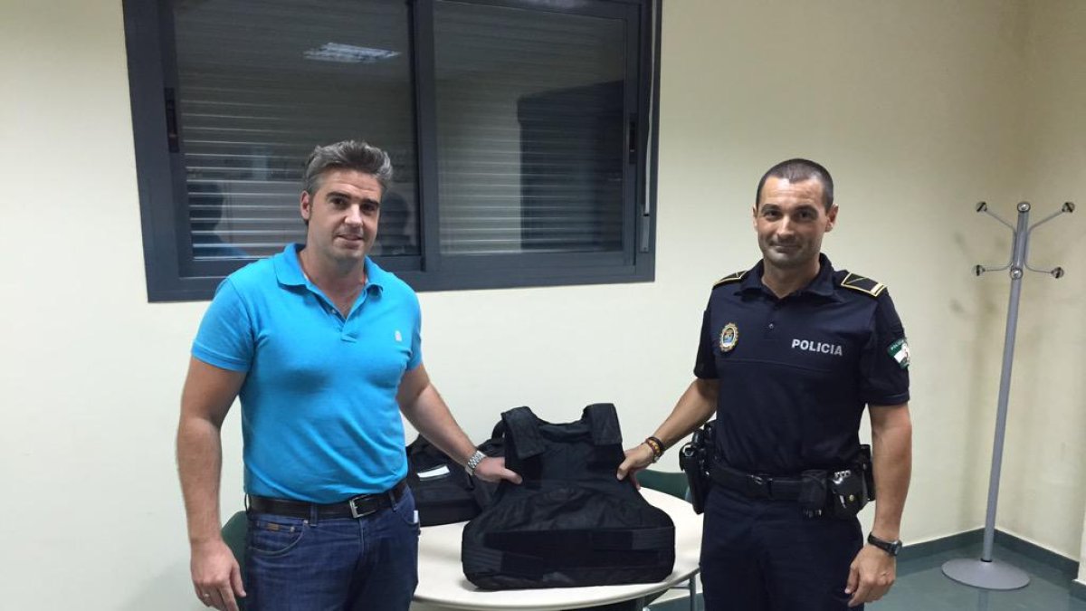 El alcalde con un miembro de la Policía Local.