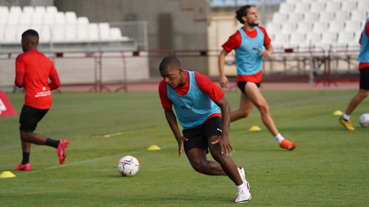 Sergio Akieme en el entrenamiento de este martes.