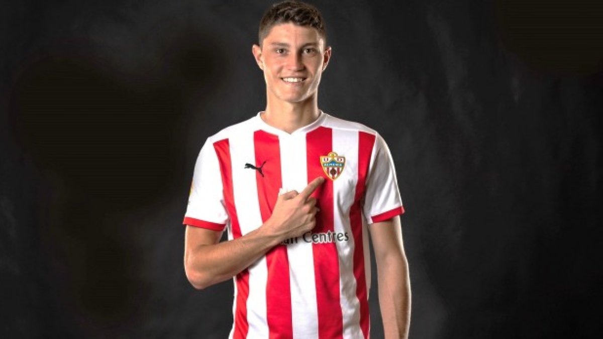 Jorge Cuenca ya viste con la camiseta del Almería.