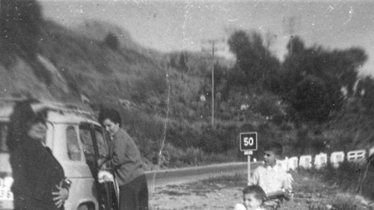 Una familia parada en un anchurón del Ricaveral a finales de los años 60.