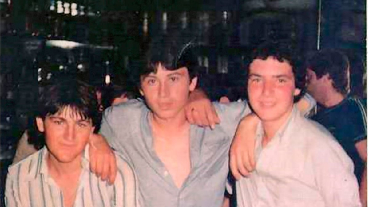 El joven del pantalón blanco es José Campoy, vecino ilustre de la Chanca, con dos amigos en una noche de sábado en la discoteca Atenas.
