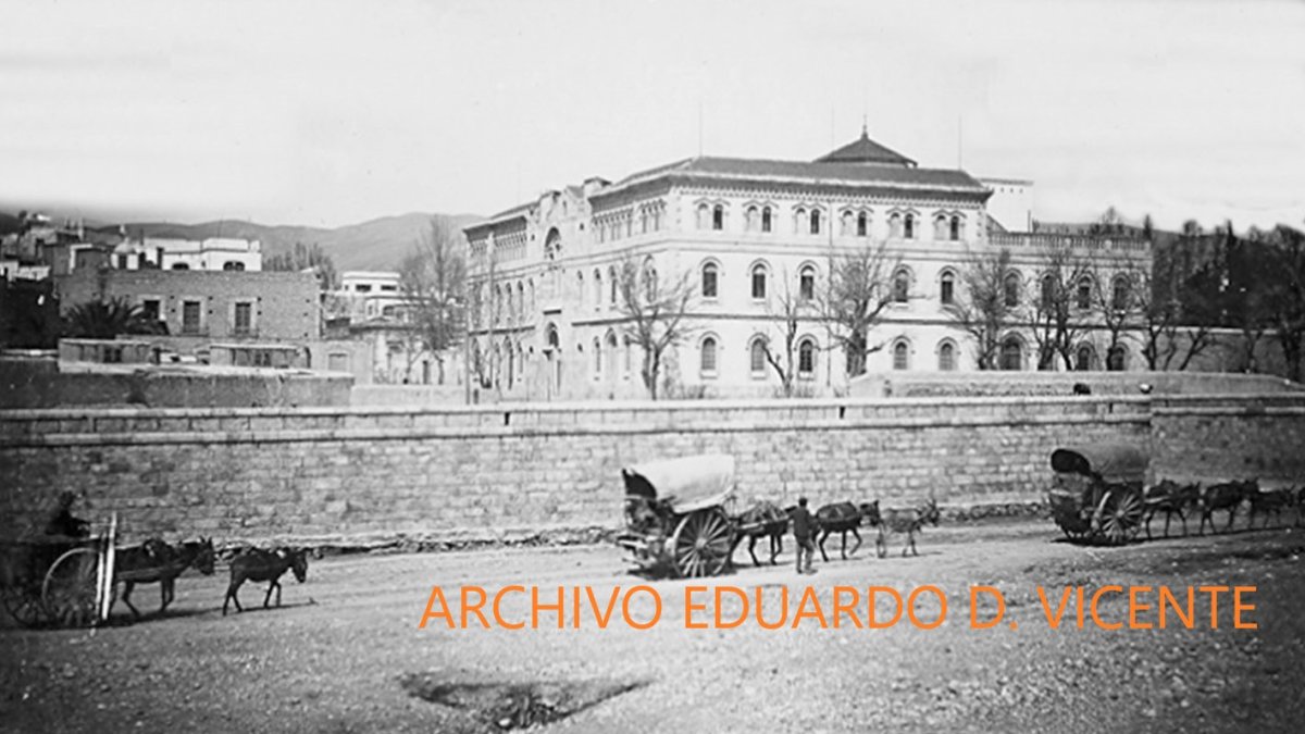 La Rambla a su paso por el centro de la ciudad después de las obras de encauzamiento a finales del siglo diecinueve.