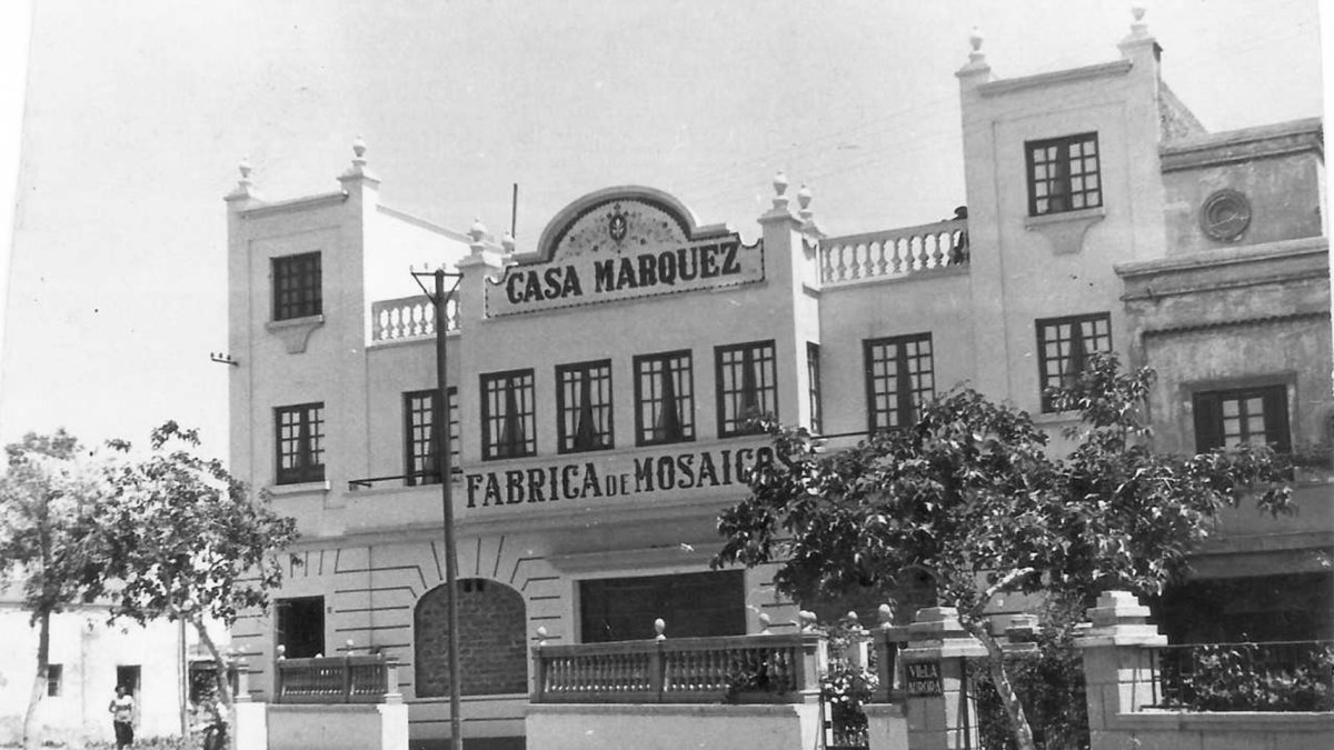 Edificio de la Carretera de Ronda donde en los años 50 se instaló la fábrica de mosaicos Casa Márquez.