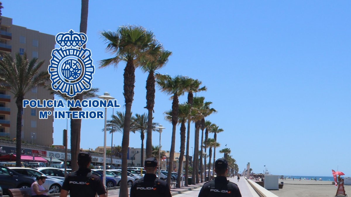 Policías en el Paseo Marítimo de Almería.