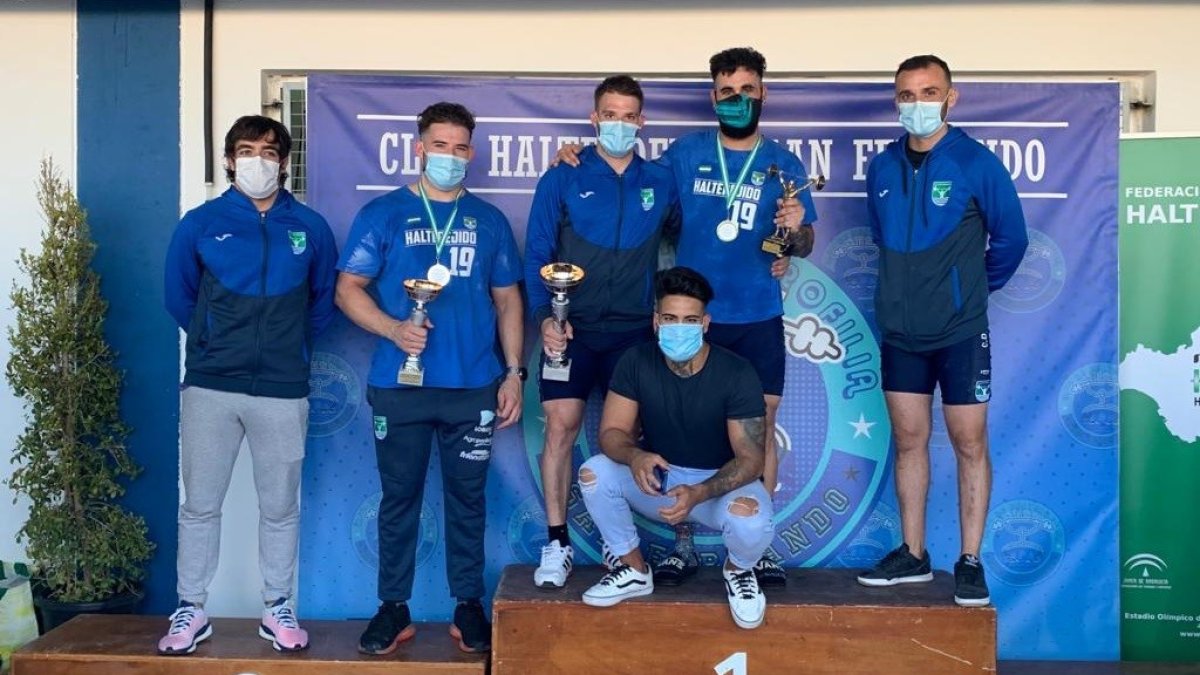 Los campeones posando con sus trofeos.