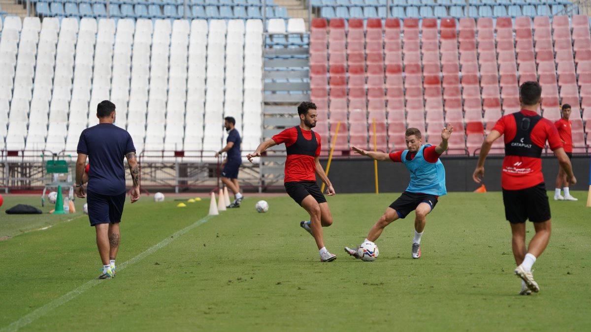 Iván Martos (23), e Iván Balliu (28), se mantienen respecto a la temporada pasada.