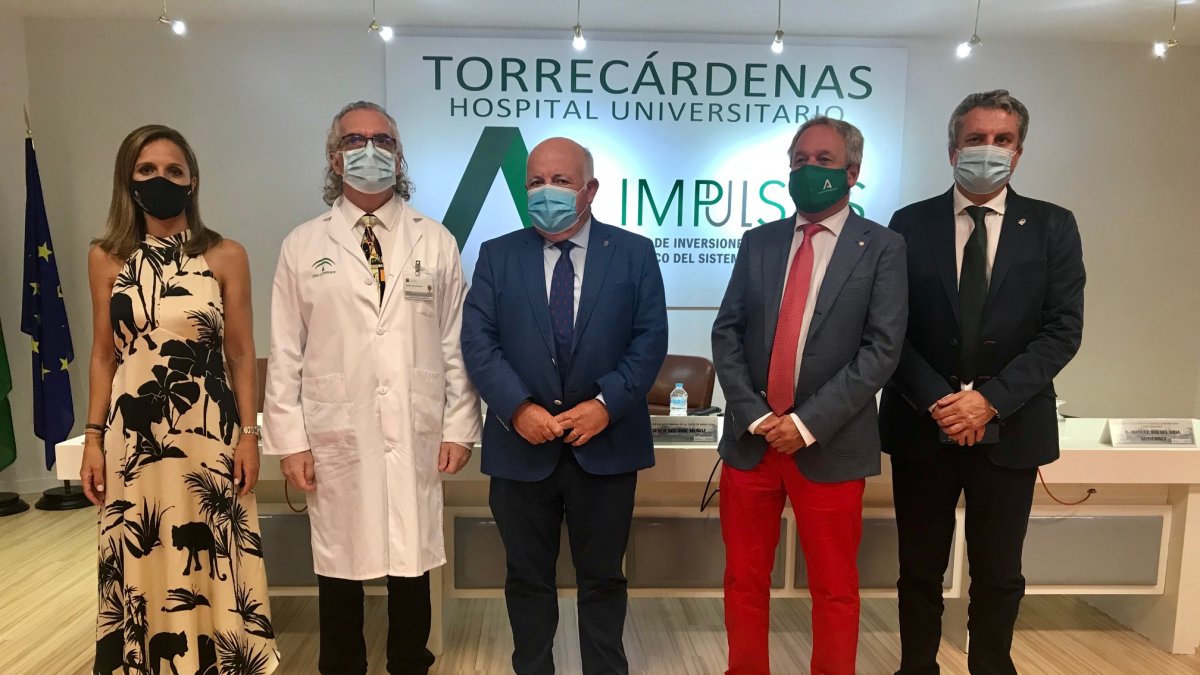 El consejero, en el centro, en su última visita al Hospital Universitario Torrecárdenas.